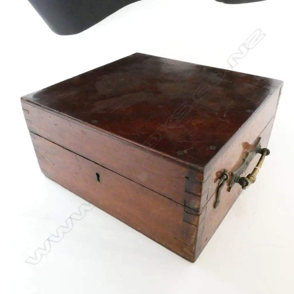 SEXTANT IN MAHOGANY CASE, MARKED ON THE ARC 'J. PARKES & SONS, LIVERPOOL' ... Image 1++